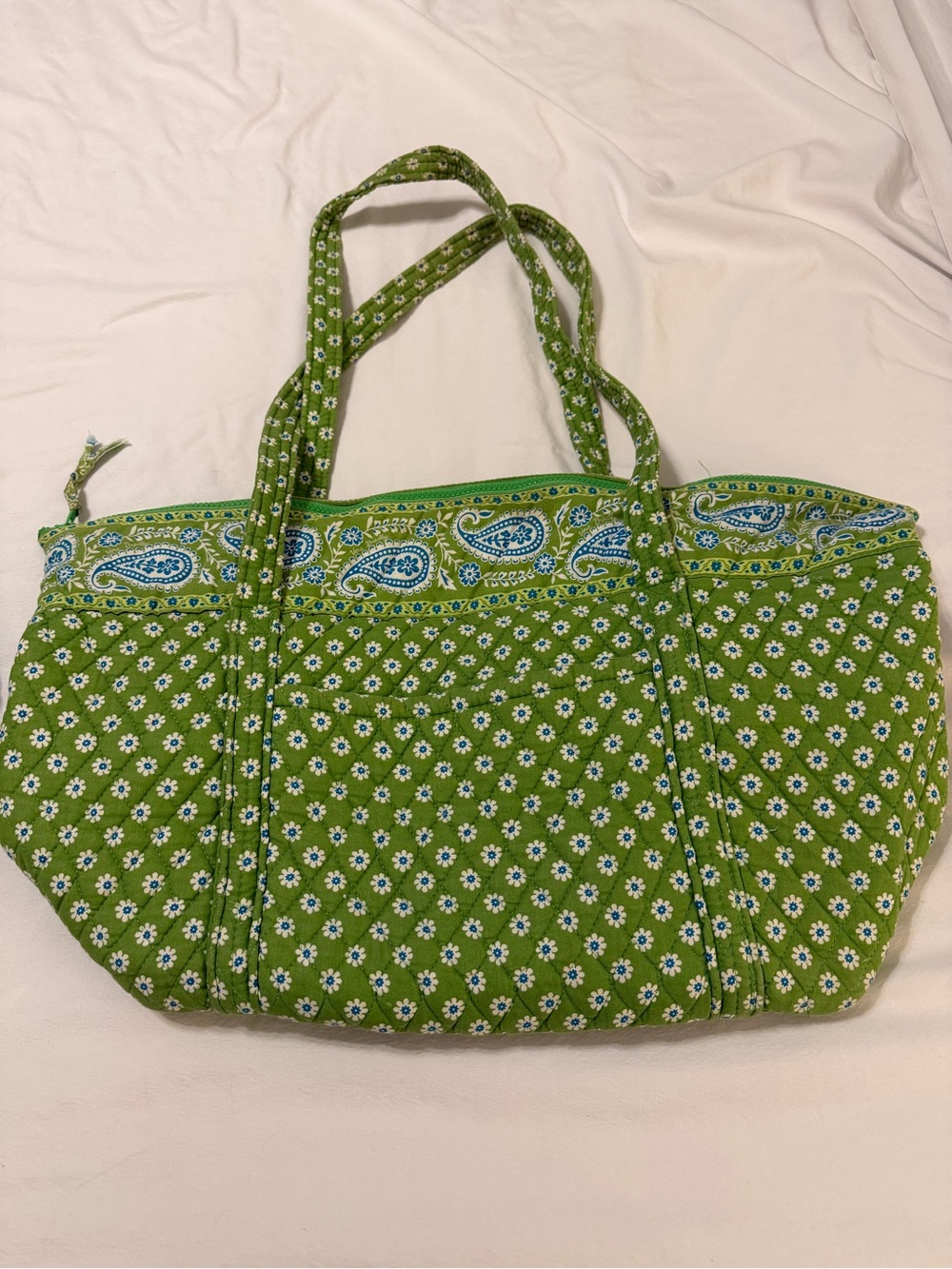 Vera Bradley Green Apple
1 hanging bag
2 duffel bags
1 tote bag
1 jewelry case - Picture 4 of 6